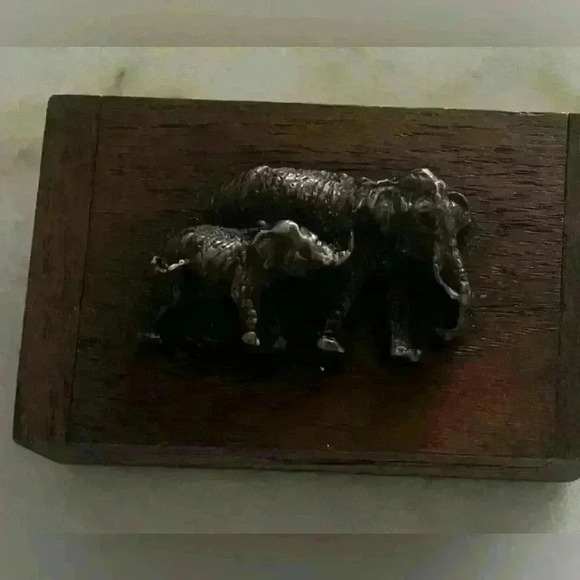Right facing trunk up elephant teak wood trinket box 3.3 x 2 inches. - Picture 1 of 6